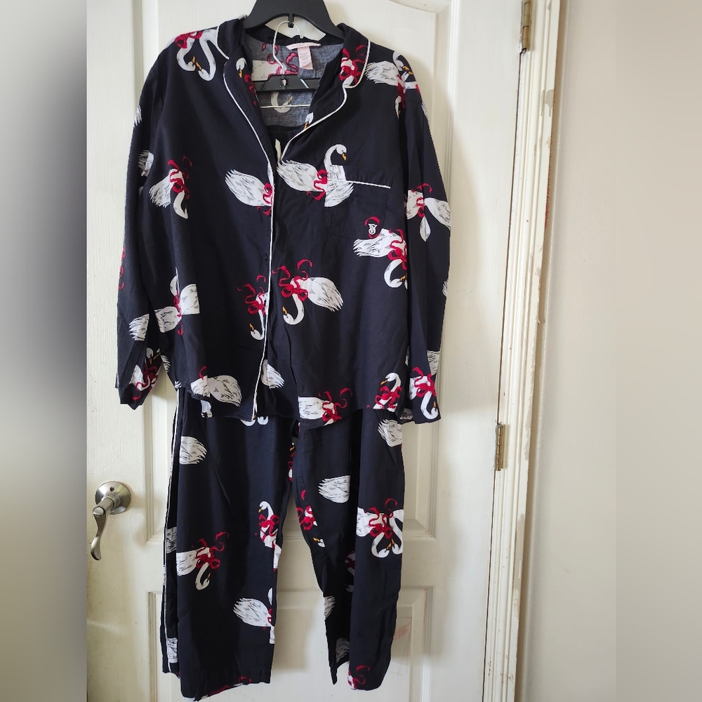 Women's Black and Red Swan Print Pajama Set